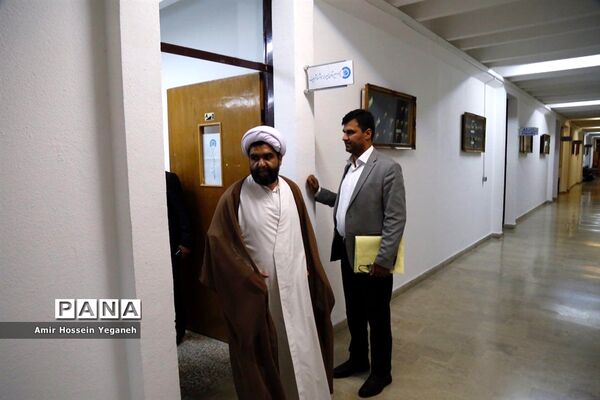 بازدید مدیرعامل سازمان منطقه آزاد کیش و هیئت همراه از دبیرستان پسرانه هوشمند شریف