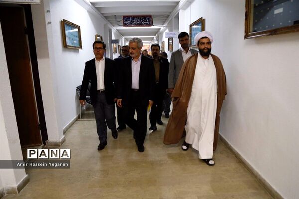بازدید مدیرعامل سازمان منطقه آزاد کیش و هیئت همراه از دبیرستان پسرانه هوشمند شریف