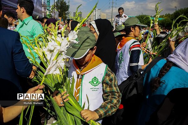 حضور پر شور و فعال دانش آموران پیشتاز در مراسم نماز عید فطر