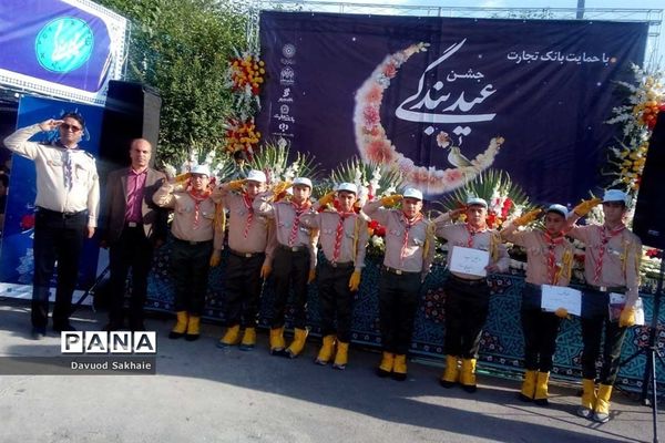 حضور پیشتازان شهرستانهای تهران در مصلی امام خمینی(ره) و استقبال از نمازگزاران