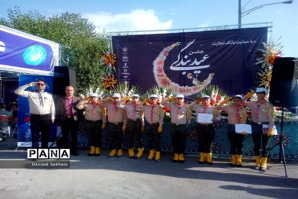 حضور پیشتازان شهرستانهای تهران در مصلی امام خمینی(ره) و استقبال از نمازگزاران