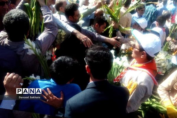 حضور پیشتازان شهرستانهای تهران در مصلی امام خمینی(ره) و استقبال از نمازگزاران