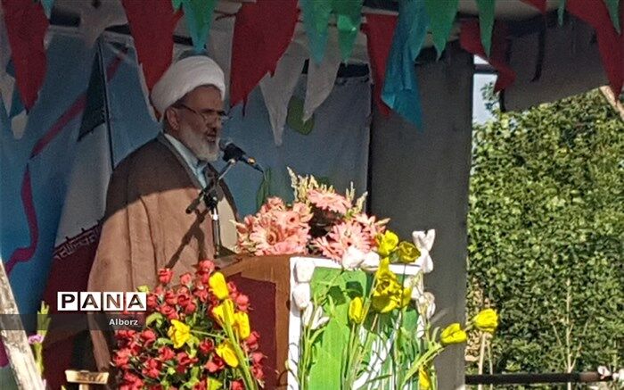 امام جمعه مرکز ساوجبلاغ: نماز عید فطر موجب انسجام و وحدت مسلمین  است