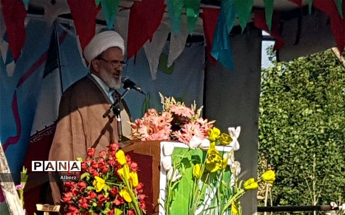 امام جمعه مرکز ساوجبلاغ: نماز عید فطر موجب انسجام و وحدت مسلمین  است