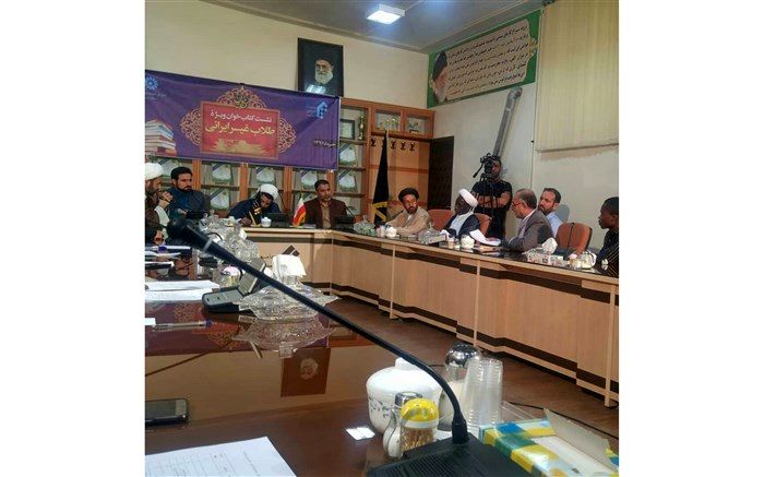 نشست کتاب خوان ویژه طلاب غیر ایرانی در قم برگزار شد