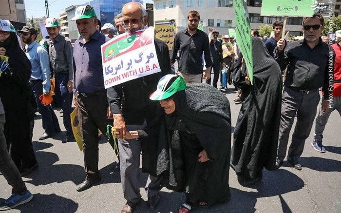 تصویر/ مادربزرگی که برای آزادی قدس به خیابان آمد