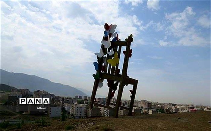 نصب نماد صندلی و پروانه بر فراز بلندی های پارک کوهرج