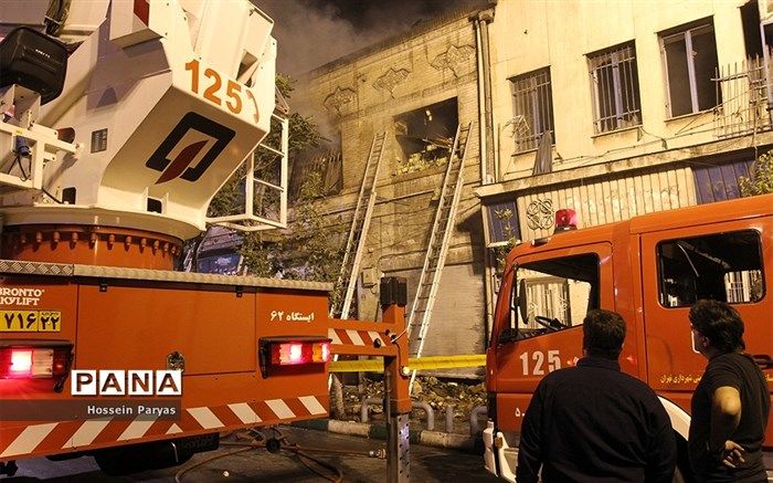 سخنگوی سازمان آتش‌نشانی: حریق پاساژ خیابان امیرکبیر مهار شد