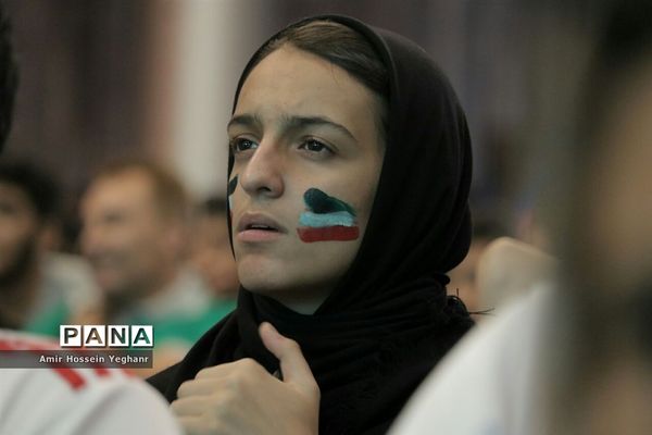 تماشای بازی ایران و اسپانیا در جزیره کیش