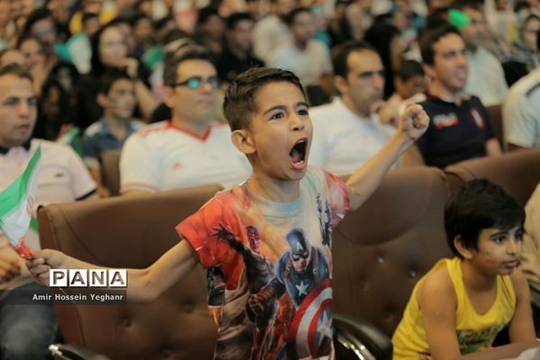 تماشای بازی ایران و اسپانیا در جزیره کیش