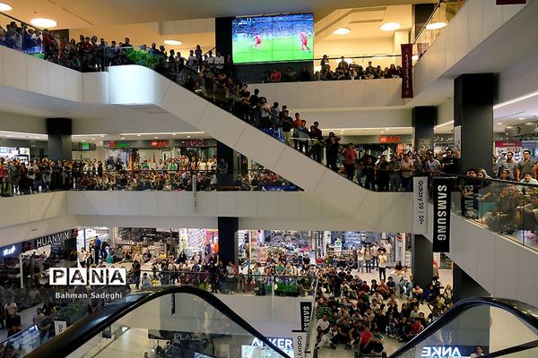 تماشای دیدار تیم‌های فوتبال ایران و اسپانیا