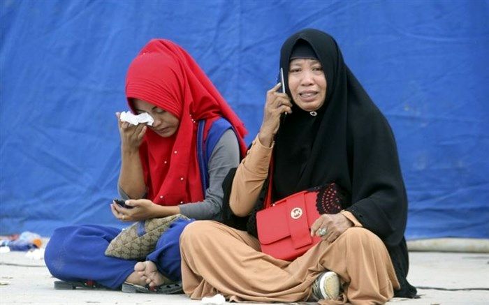 تصاویر/ غرق شدن کشتی مسافری در اندونزی؛ ۱۰۰ نفر ناپدید شدند!