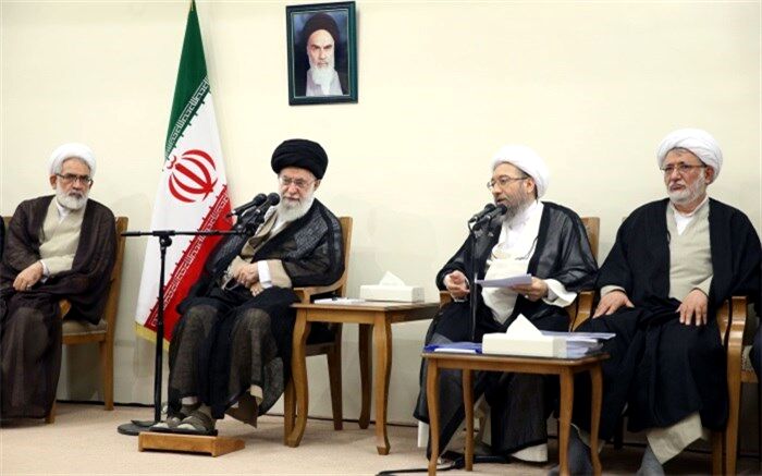 رهبر انقلاب : دستگاه‌ها جلب اعتماد عمومی را دست‌کم گرفته‌اند