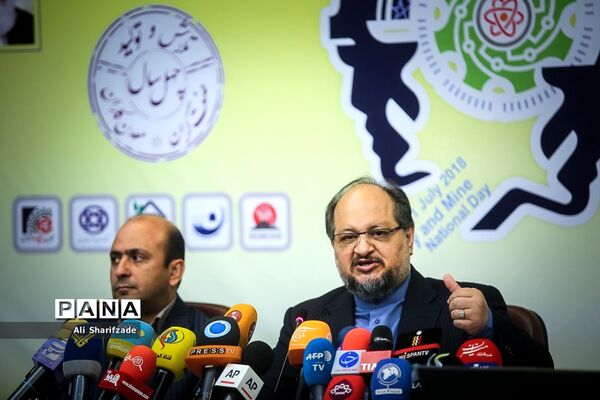 نشست خبری وزیر صنعت،‌ معدن و تجارت