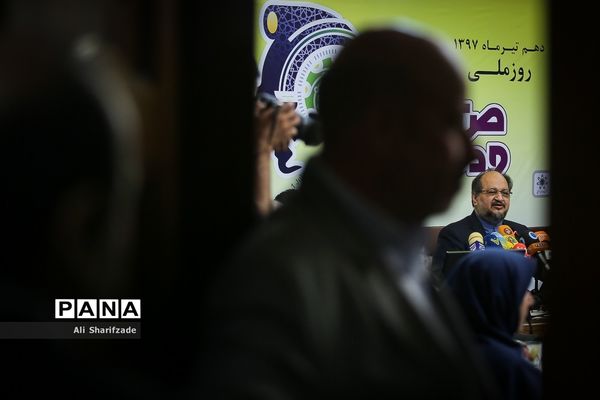 نشست خبری وزیر صنعت،‌ معدن و تجارت