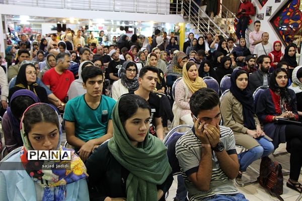 کتاب«من یک بازیگرم» با حضور پرویزپرستویی در یزد رونمایی و امضا شد