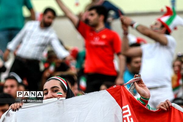 تماشای فوتبال ایران و پرتغال در ورزشگاه آزادی