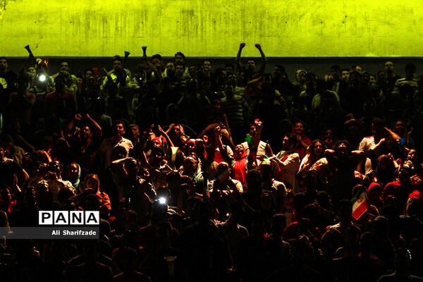 تماشای فوتبال ایران و پرتغال در ورزشگاه آزادی