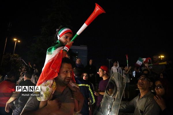 شادی مردم تهران پس از آخرین بازی ایران در جام جهانی