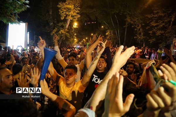 شادی مردم تهران پس از آخرین بازی ایران در جام جهانی