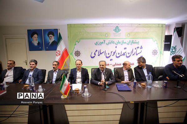 مراسم تکریم و معارفه معاونان پشتیبانی و تامین منابع پیشین و جدید سازمان دانش‌آموزی