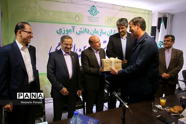 مراسم تکریم و معارفه معاونان پشتیبانی و تامین منابع پیشین و جدید سازمان دانش‌آموزی