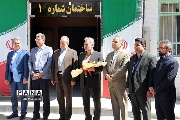 تجلیل از فاطمه فنایی رتبه دوم نگارگری کشور در شهرستان قائن