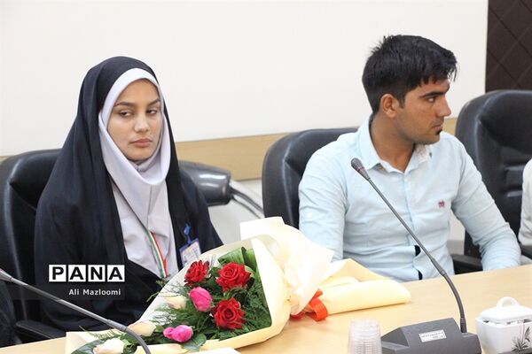 تجلیل از فاطمه فنایی رتبه دوم نگارگری کشور در شهرستان قائن