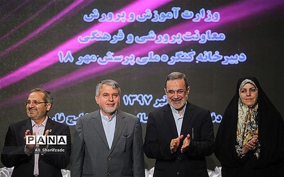 تقدیر از 15 نفر از فرهنگیان و دانش آموزان منتخب وشایسته تقدیرکشوری استان زنجان