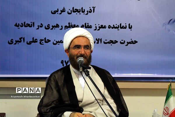 نشست مسئولین و اعضای انجمن های اسلامی دانش آموزان آذربایجان غربی با نماینده مقام معظم رهبری