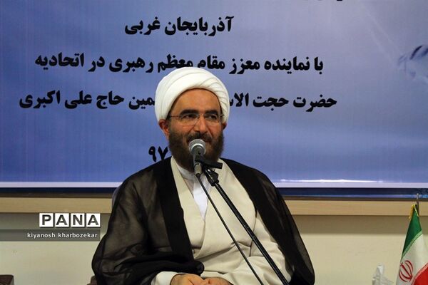 نشست مسئولین و اعضای انجمن های اسلامی دانش آموزان آذربایجان غربی با نماینده مقام معظم رهبری