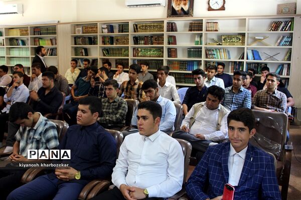 نشست مسئولین و اعضای انجمن های اسلامی دانش آموزان آذربایجان غربی با نماینده مقام معظم رهبری