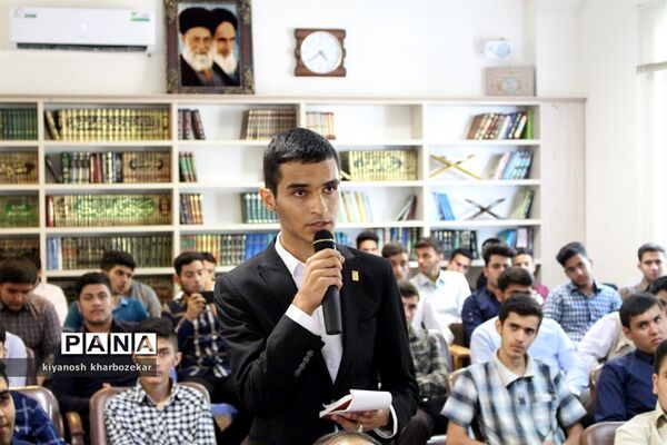نشست مسئولین و اعضای انجمن های اسلامی دانش آموزان آذربایجان غربی با نماینده مقام معظم رهبری