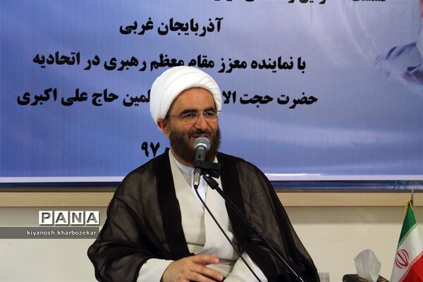 نشست مسئولین و اعضای انجمن های اسلامی دانش آموزان آذربایجان غربی با نماینده مقام معظم رهبری