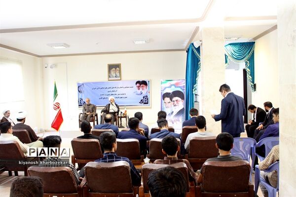 نشست مسئولین و اعضای انجمن های اسلامی دانش آموزان آذربایجان غربی با نماینده مقام معظم رهبری