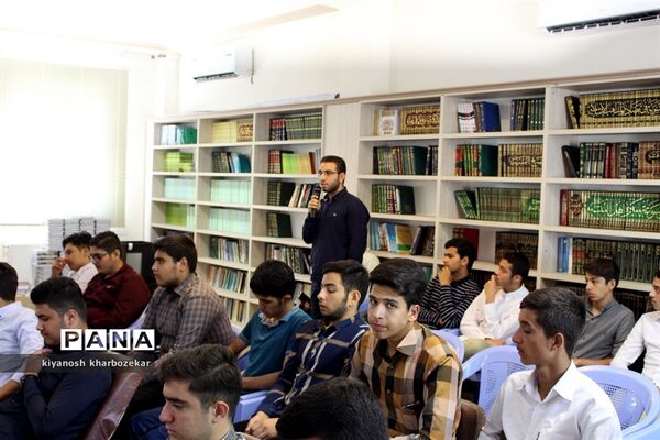 نشست مسئولین و اعضای انجمن های اسلامی دانش آموزان آذربایجان غربی با نماینده مقام معظم رهبری