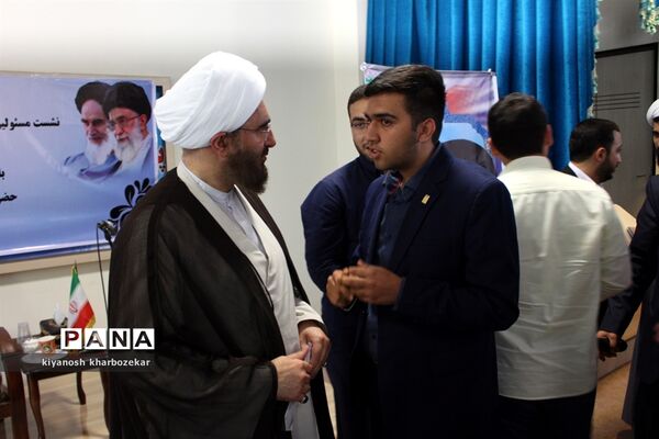 نشست مسئولین و اعضای انجمن های اسلامی دانش آموزان آذربایجان غربی با نماینده مقام معظم رهبری