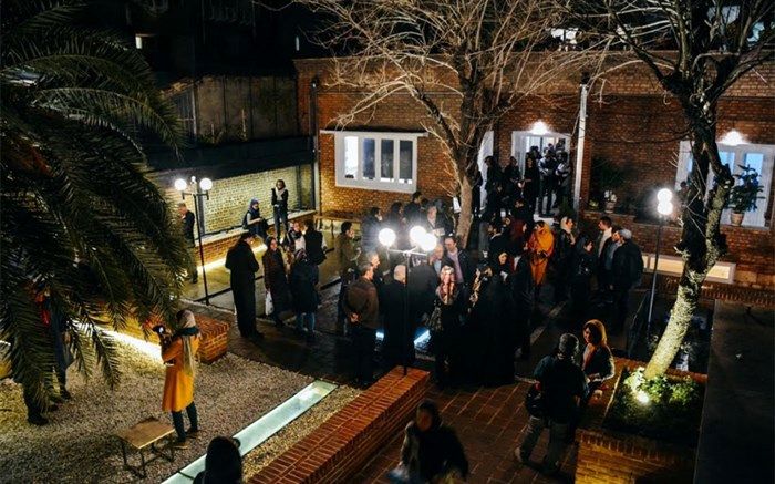 اجرای گروه های موسیقی در عمارت روبرو