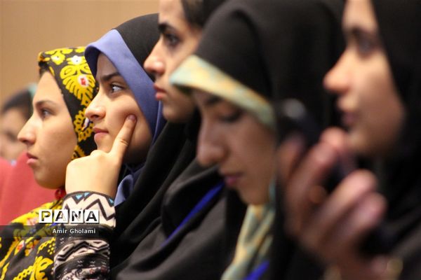 سومین روز از حضور دانش‌آموزان دختر مناطق مرزی در اردوگاه شهید با هنر تهران