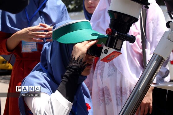 سومین روز از حضور دانش‌آموزان دختر مناطق مرزی در اردوگاه شهید با هنر تهران