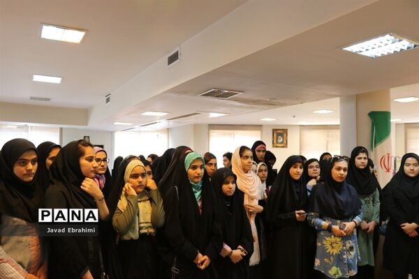 بازدید دانش آموزان دختر دوره های تابستانه سازمان دانش آموزی از موسسه فرهنگی شهر آرا مشهد
