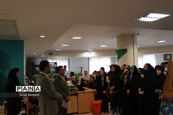 بازدید دانش آموزان دختر دوره های تابستانه سازمان دانش آموزی از موسسه فرهنگی شهر آرا مشهد