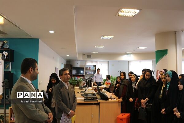 بازدید دانش آموزان دختر دوره های تابستانه سازمان دانش آموزی از موسسه فرهنگی شهر آرا مشهد