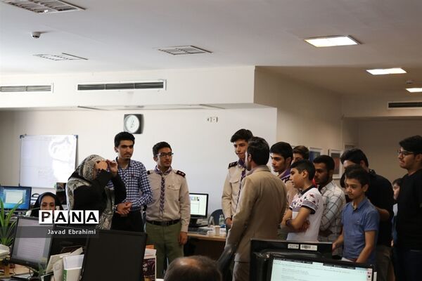 بازدید دانش‌آموزان پسر دوره‌های تابستانه سازمان دانش آموزی از موسسه فرهنگی شهر آرا مشهد