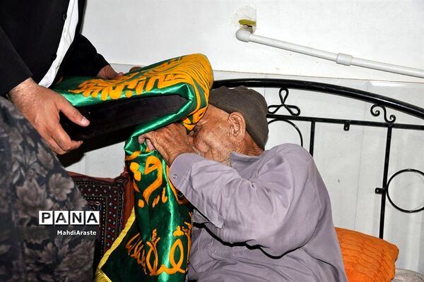 کمک به چندتن ازنیازمندان شهر زیرکوه به همت خادمان حرم امام رضا (ع)