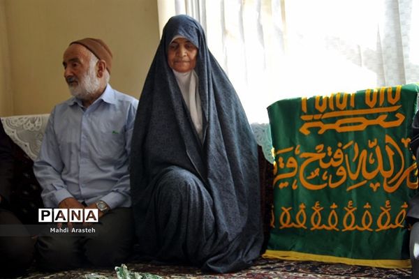 دیدار خادمان رضوی با خانواده شهید عربزاده