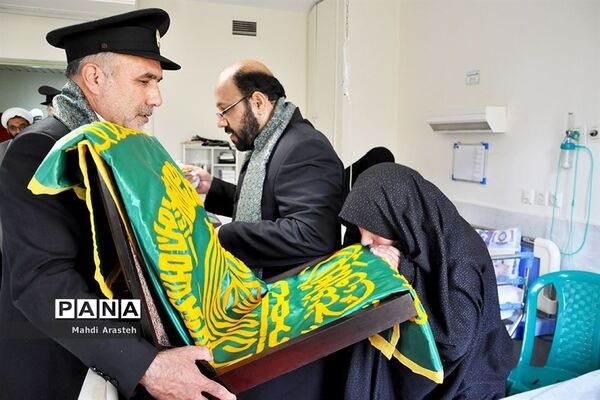 دیدار خادمان رضوی با بیماران بیمارستان شهدای قاین