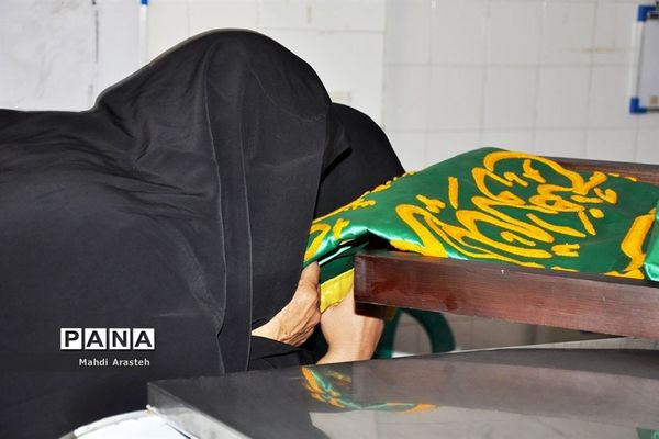 دیدار خادمان رضوی با بیماران بیمارستان شهدای قاین