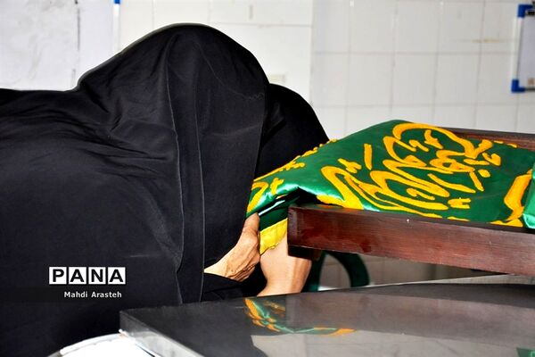 دیدار خادمان رضوی با بیماران بیمارستان شهدای قاین