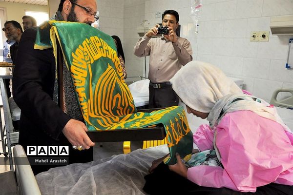 دیدار خادمان رضوی با بیماران بیمارستان شهدای قاین
